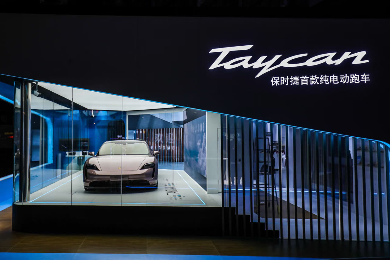 Porsche Taycan Space