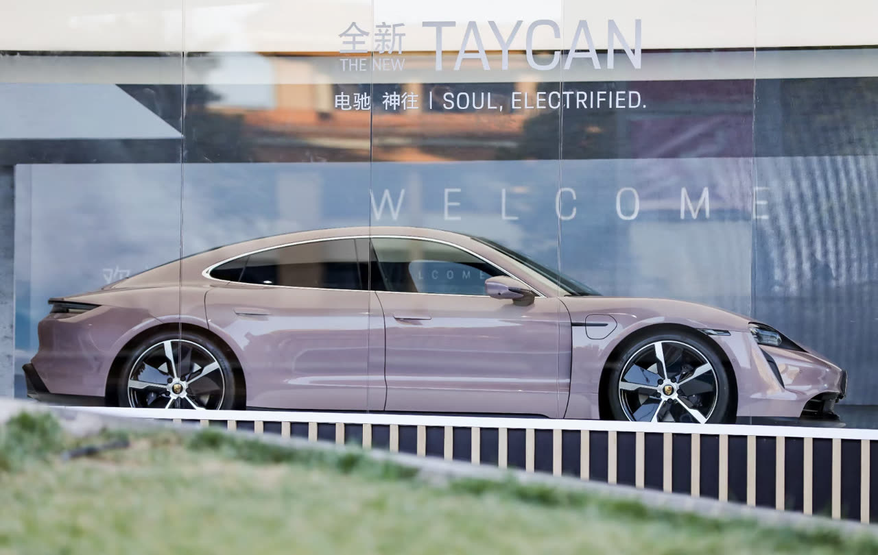 Porsche Taycan Space