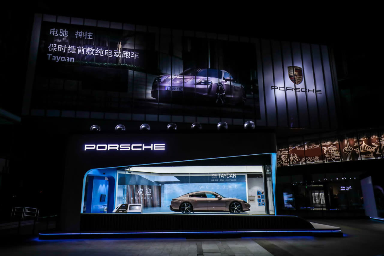 Porsche Taycan Space